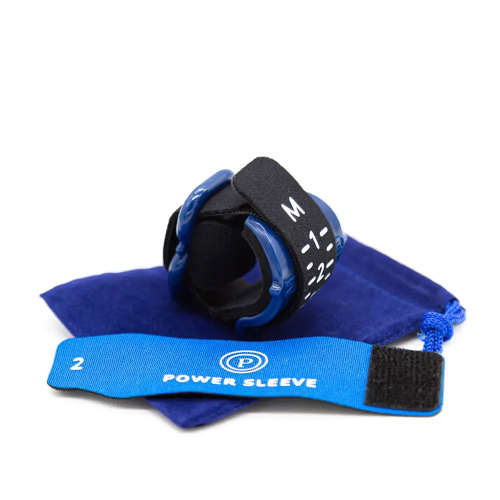 Pacey Cuff Ultra kayışındaki beden harfi (M) ve Power Sleeve konfor bandı